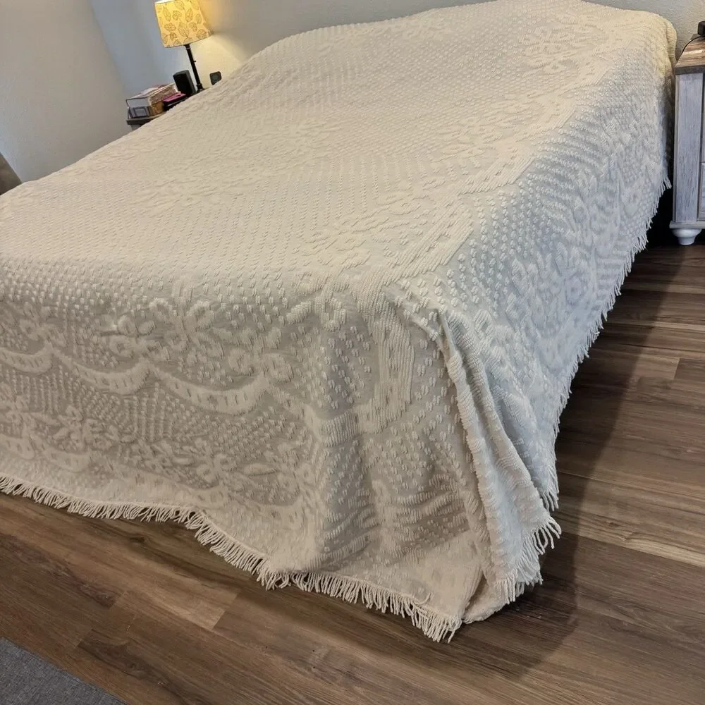 Hobnail Bedspread Chenille King Vtg 110x115 Medallion Farmhouse Ivory Fringe
